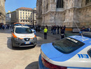 Milano, trovato morto l'evaso sospettato di aver accoltellato un collega: si è lanciato dal Duomo. Rinvenuto anche il cadavere della donna scomparsa Milano, trovato morto l'evaso sospettato di aver accoltellato un collega: si è lanciato dal Duomo. Rinvenuto anche il cadavere della donna scomparsa