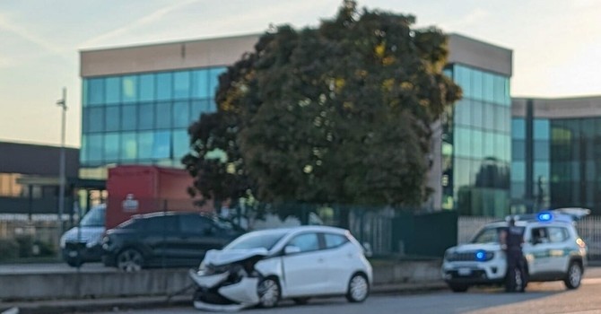 Scontro tra due auto nella zona industriale di Magenta: tre feriti al pronto soccorso