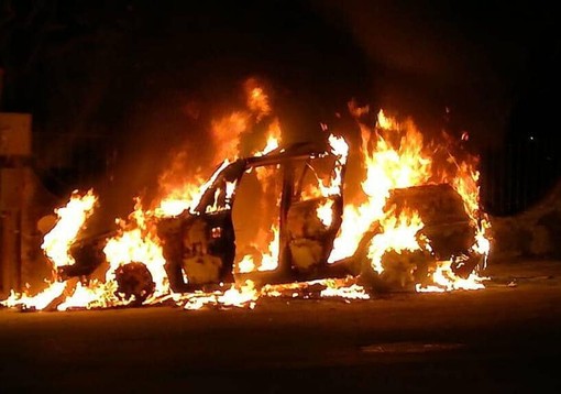 Milano: auto in fiamme a Sesto San Giovanni, il corpo carbonizzato è di un vigile del fuoco