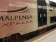 Travolto dal treno in transito: un morto e linea ferroviaria bloccata tra Malpensa e Milano Travolto dal treno in transito: un morto e linea ferroviaria bloccata tra Malpensa e Milano