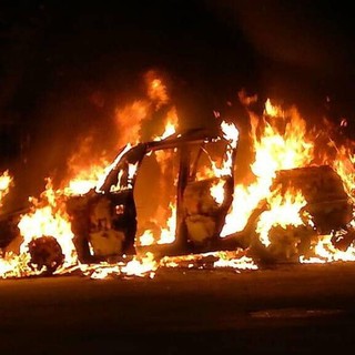 Milano: auto in fiamme a Sesto San Giovanni, il corpo carbonizzato è di un vigile del fuoco