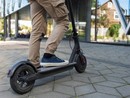 Obbligo di casco fa crollare del 30% il noleggio dei monopattini