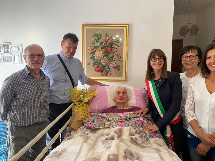 Boffalora sopra Ticino: grande festa per Mariuccia De Angeli che compie 100 anni, la visita del Sindaco Doniselli