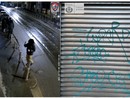Festeggiano e riempiono di graffiti uno stabile a Milano: due professionisti quarantenni trovati e denunciati