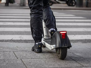 Milano, in due sul monopattino si scontrano con auto: muore ragazzo di 19 anni Milano, in due sul monopattino si scontrano con auto: muore ragazzo di 19 anni
