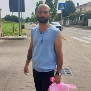 Magenta, la storia di Massimo: “Sono in disgrazia, dormo sotto i portici e fatico perfino a mangiare”