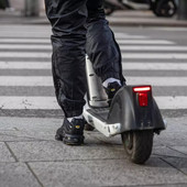 Milano, in due sul monopattino si scontrano con auto: muore ragazzo di 19 anni