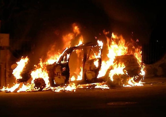 Milano: auto in fiamme a Sesto San Giovanni, il corpo carbonizzato è di un vigile del fuoco