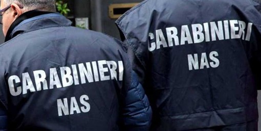 Vigevano: ispezione dei carabinieri in due esercizi commerciali del centro Vigevano: ispezione dei carabinieri in due esercizi commerciali del centro