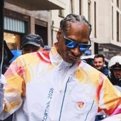 Tutti pazzi per Snoop Dogg, tedoforo a Gallarate (e al villaggio olimpico Usa)