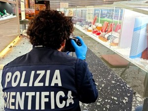 Novara, furto nella gioielleria del centro commerciale: la polizia spara, i ladri fuggono perdendo la refurtiva Novara, furto nella gioielleria del centro commerciale: la polizia spara, i ladri fuggono perdendo la refurtiva