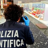 Novara, furto nella gioielleria del centro commerciale: la polizia spara, i ladri fuggono perdendo la refurtiva