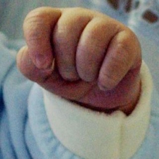 Neonata ritrovata a Cosenza, rapitori presi in casa: blitz alla festa per la "nascita"