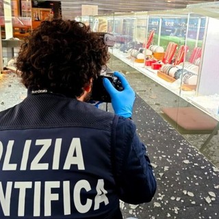 Novara, furto nella gioielleria del centro commerciale: la polizia spara, i ladri fuggono perdendo la refurtiva