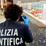 Novara, furto nella gioielleria del centro commerciale: la polizia spara, i ladri fuggono perdendo la refurtiva