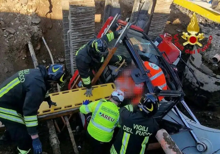 Nerviano, ruspa cade nel fosso: operaio incastrato, liberato dai Vigili del Fuoco