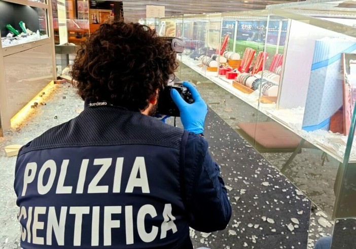 Novara, furto nella gioielleria del centro commerciale: la polizia spara, i ladri fuggono perdendo la refurtiva Novara, furto nella gioielleria del centro commerciale: la polizia spara, i ladri fuggono perdendo la refurtiva