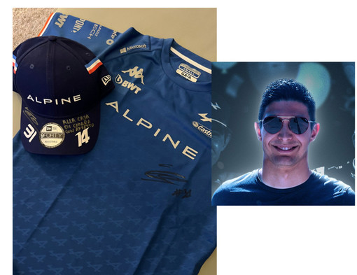 Maglietta e cappellino, foto di Ocon dalla pagina Facebook ufficiale di Alpine