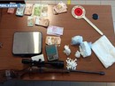 Operazione antidroga Vigevano: due arresti con sequestro di 8 etti di cocaina, oltre 5mila euro e un fucile rubato Operazione antidroga Vigevano: due arresti con sequestro di 8 etti di cocaina, oltre 5mila euro e un fucile rubato