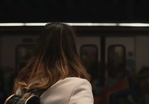 Donna molestata sul treno tra Milano e Pavia, si salva usando l’app della polizia