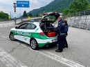 Piemonte, 60enne guida mentre si beve una birra: patente ritirata