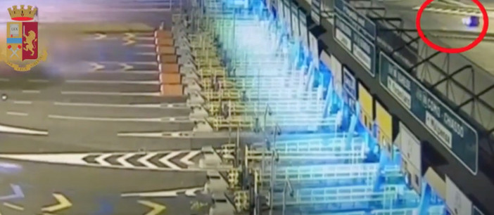 Tragico incidente al casello dell'A4, le immagini che confermano: nessuna frenata Tragico incidente al casello dell'A4, le immagini che confermano: nessuna frenata