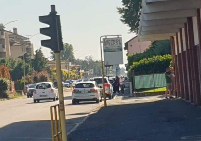 Magenta: cammina nudo per le vie del centro, giovane bloccato in via Milano