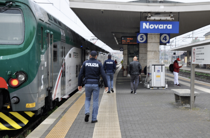 Arrestato a Crotone il 22enne accusato di violenza sessuale su un treno a Novara Arrestato a Crotone il 22enne accusato di violenza sessuale su un treno a Novara