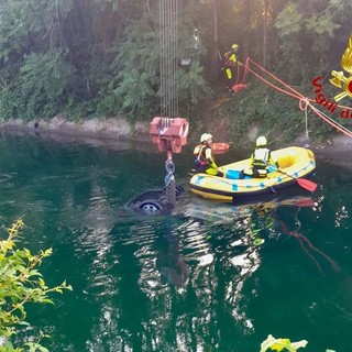 FOTO. Auto con nove giovani a bordo finisce nel canale Villoresi: tre ragazzi morti e sei feriti