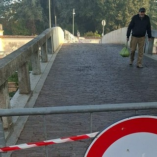 Cassinetta di Lugagnano: bilico devasta la sponda del ponte storico sul Naviglio Grande, transito chiuso