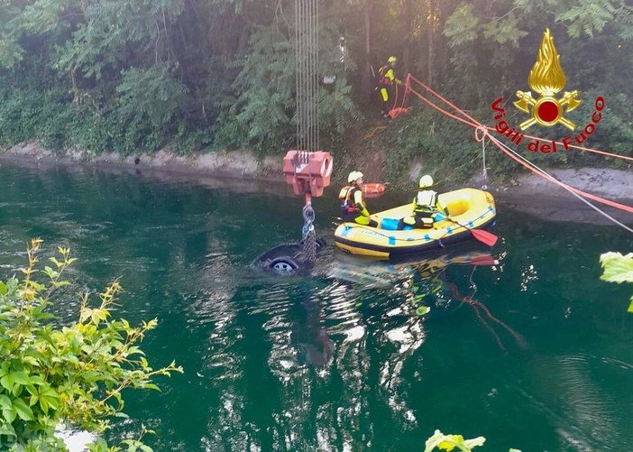 FOTO. Auto con nove giovani a bordo finisce nel canale Villoresi: tre ragazzi morti e sei feriti FOTO. Auto con nove giovani a bordo finisce nel canale Villoresi: tre ragazzi morti e sei feriti