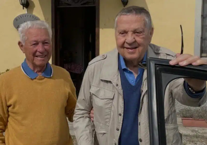 Renato Pozzetto riappare in un ristorante nel Pavese: sorridente e in ottima forma