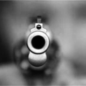 Paura nel Milanese: appicca un incendio in casa e spara con una pistola