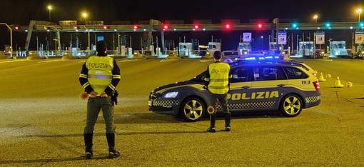 Camionista ubriaco percorre 10 chilometri contromano sull’A26: fermato dalla Polizia Stradale Camionista ubriaco percorre 10 chilometri contromano sull’A26: fermato dalla Polizia Stradale