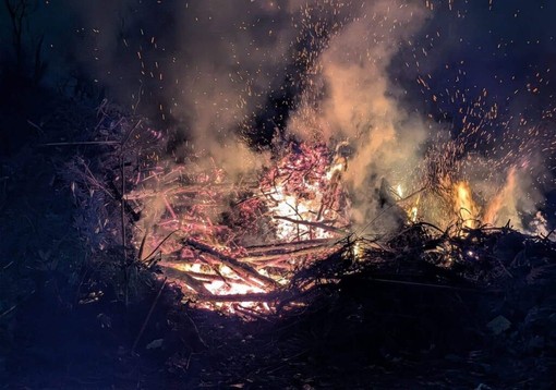 Falò batte pioggia: vince la tradizione. Sant’Antonio accende il cuore dell’Est Ticino