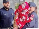 Poliziotti scortano papà che porta figlia in ospedale: salva Poliziotti scortano papà che porta figlia in ospedale: salva