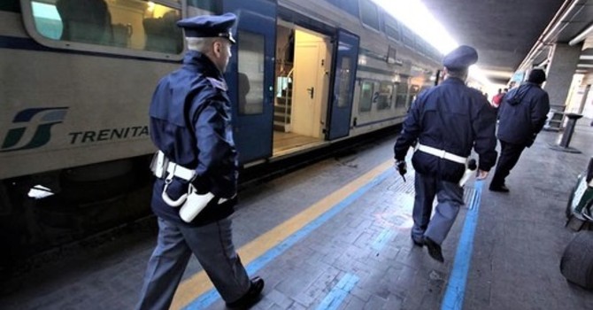 Molestie sul treno per Pavia: passeggero blocca un uomo, interviene la polizia