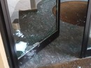 Magenta: incursione in una palazzina di via Pusterla, ingresso preso a sprangate Magenta: incursione in una palazzina di via Pusterla, ingresso preso a sprangate