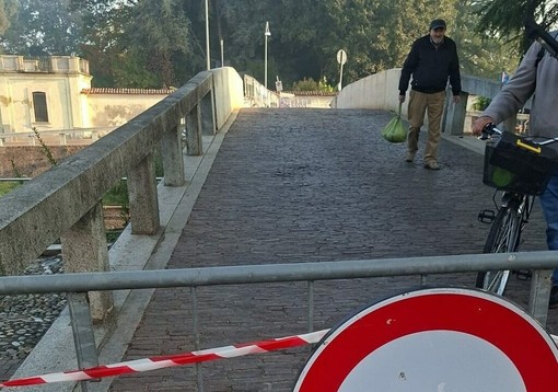 Cassinetta di Lugagnano: bilico devasta la sponda del ponte storico sul Naviglio Grande, transito chiuso Cassinetta di Lugagnano: bilico devasta la sponda del ponte storico sul Naviglio Grande, transito chiuso
