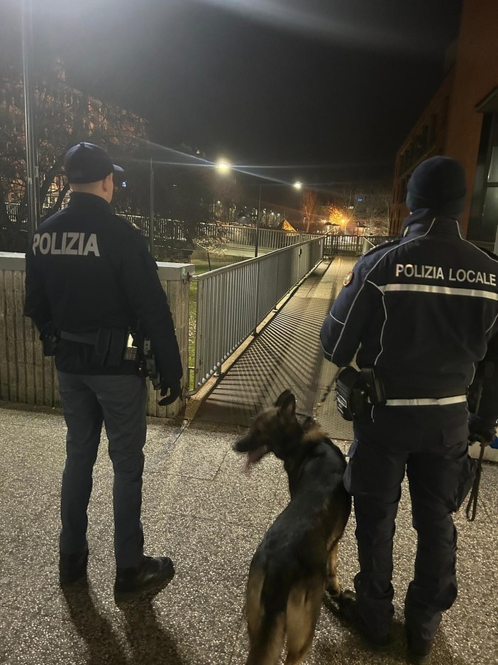 Servizio straordinario di controllo del territorio in centro a Pavia: sequestrata una dose di hashish e denunciata una persona in possesso di un martelletto frangivetro Servizio straordinario di controllo del territorio in centro a Pavia: sequestrata una dose di hashish e denunciata una persona in possesso di un martelletto frangivetro
