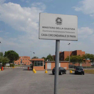 Rivolta nel carcere di Pavia, detenuti appiccano il fuoco nelle celle