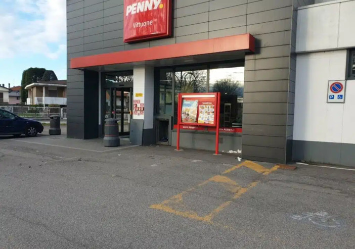 Vittuone: ladri nella notte fanno saltare la cassa del Penny Market