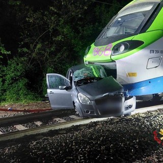 Tragedia nel Bresciano: auto travolta da un treno, muore una donna