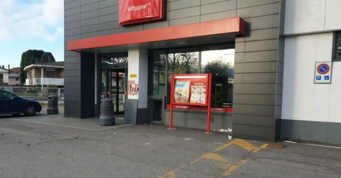 Vittuone: ladri nella notte fanno saltare la cassa del Penny Market