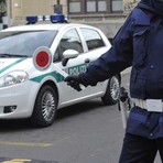 Cerano: donna in stato di alterazione in piazza Crespi, intervento della polizia locale