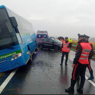 Autobus di linea carico di studenti esce di strada sulla provinciale 211, grosso spavento ma nessun ferito