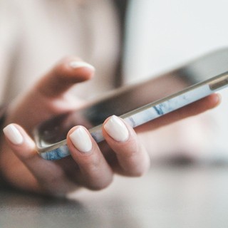 Dal divano al palmo della mano: l'Italia abbraccia l'era mobile 