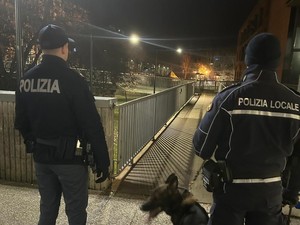 Servizio straordinario di controllo del territorio in centro a Pavia: sequestrata una dose di hashish e denunciata una persona in possesso di un martelletto frangivetro