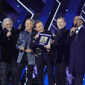 I Pooh conquistano il Suzuki Stage con “Uomini soli”: Conti consegna il premio “Amici per sempre”