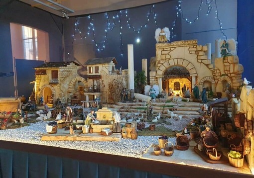 A Robecco un presepe che nasce dagli scarti e diventa meraviglia: è l’opera di Fernando De Cillis